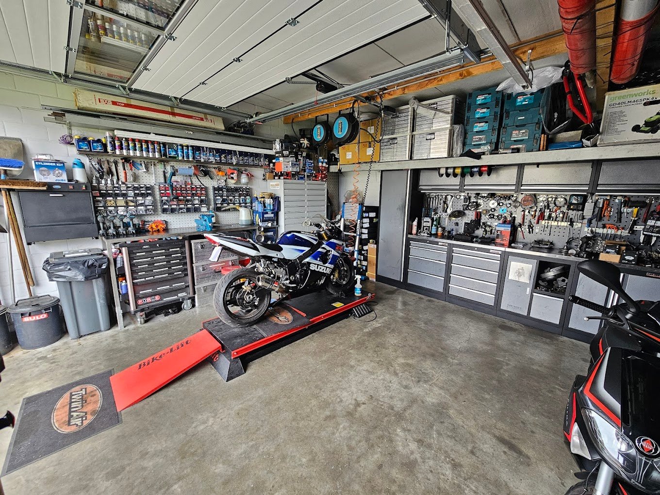 Scooter- en brommergarage in Geel: Thunder Racing met verkoop en service voor Vespa, Piaggio, Aprilia en GTS