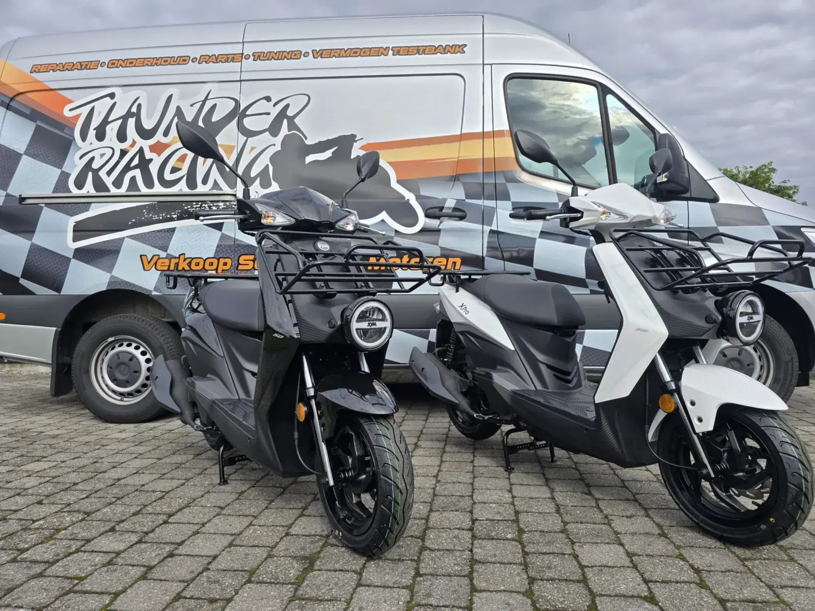 Twee nieuwe scooters voor de bestelwagen van Thunder Racing met de opvallende belettering