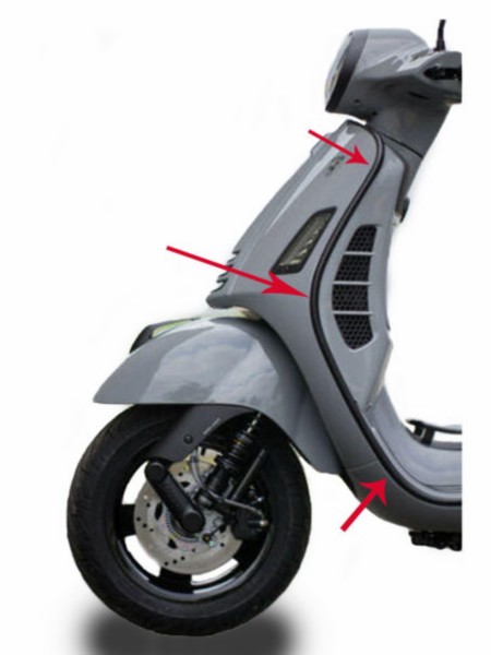 sierstrip Piaggio origineel beenschild vespa >2018 rechts zwart glans gts 125cc, gts 300 (euro4), gts alle mod. 1b006680