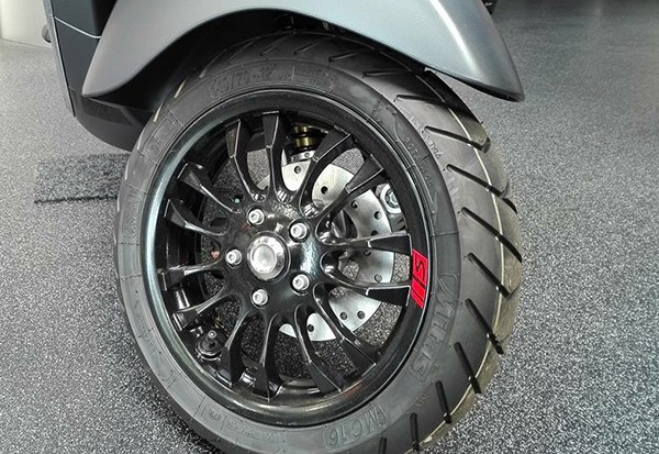 sticker Piaggio origineel wiel euro 3/4/5 (S) rood gts 125cc, gts alle mod., gts super 300cc, sprint 2h001926000a1